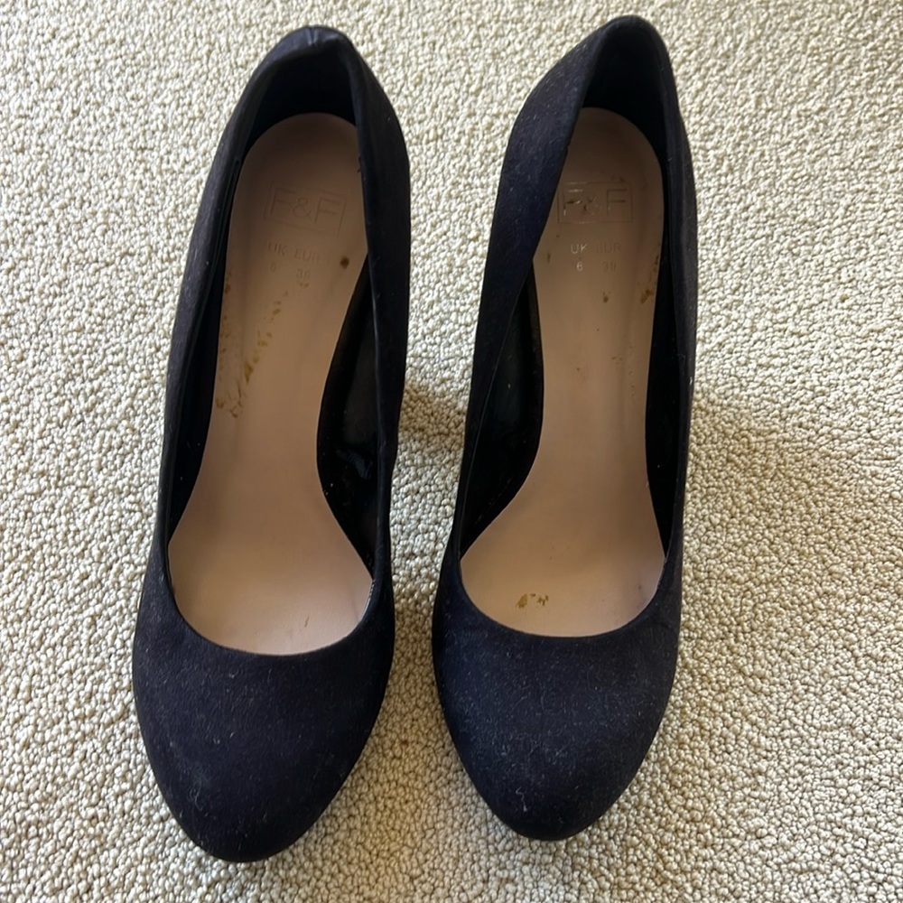 High heel black pumps size 8 . It says 39 eur